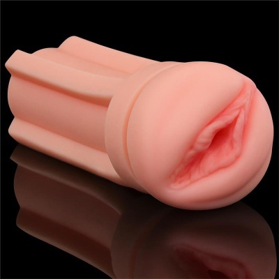 Produto de silicone cor de pele com textura realista em rosa sobre fundo preto