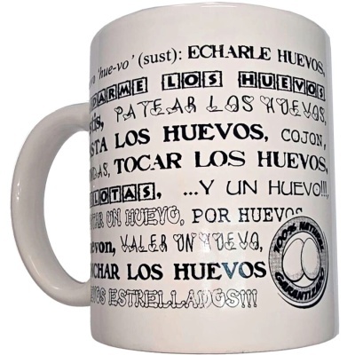 Caneca branca com texto preto e desenho de ovos em selo circular