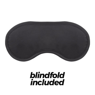 Máscara de dormir preta em tecido com texto blindfold included