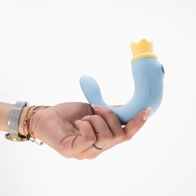 Mão a segurar brinquedo em forma de pássaro azul com coroa amarela.