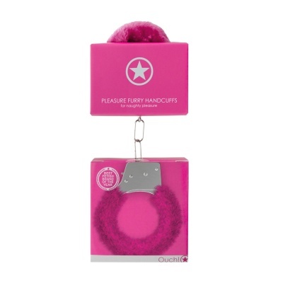 Algemas com pelúcia cor-de-rosa e embalagem rosa