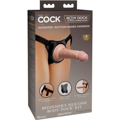 Arnês com prótese anatómica em silicone cor pele com tiras ajustáveis pretas em embalagem castanha