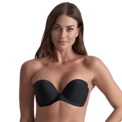 Sutiã adesivo preto sem alças usado por mulher