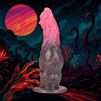 Objeto de silicone translúcido rosa e cinzento com textura irregular em cenário alienígena ilustrado