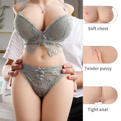 Manequim feminino com lingerie de renda cinza e textos explicativos em inglês