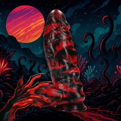 Objeto de silicone vermelho e preto com textura irregular e fundo ilustrado de fantasia com tentáculos e planeta vermelho.
