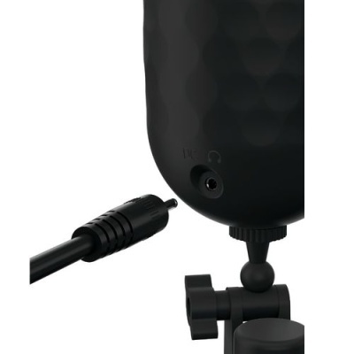 Microfone preto com conector de cabo próximo a entrada marcada com ícone de microfone