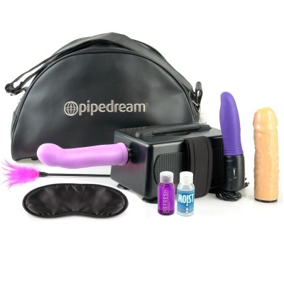 Conjunto de produtos Pipedream para uso íntimo com bolsa preta, vibradores, frascos de lubrificante, venda e pena rosa.
