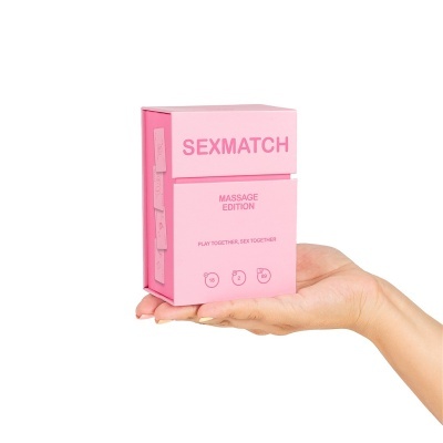 Caixa do jogo de cartas SEXMATCH MASSAGE EDITION cor-de-rosa na mão de uma pessoa