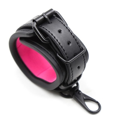 Algemas ou pulseiras de couro preto com interior cor-de-rosa e fivelas