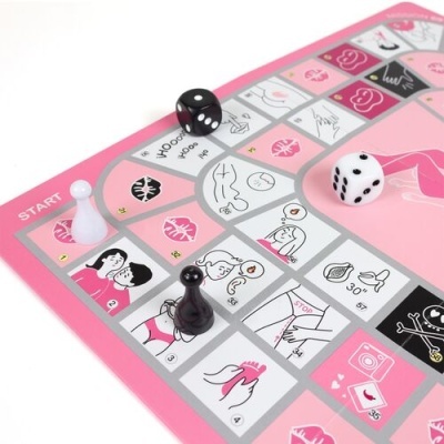 Jogo de tabuleiro rosa com peões, dados e quadrados ilustrados.