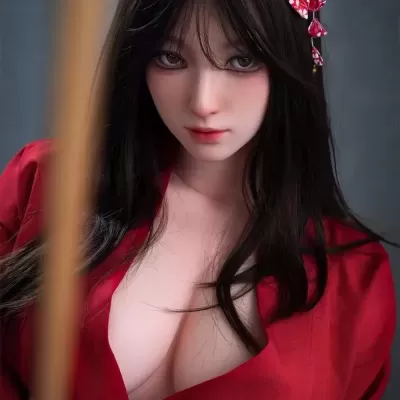 Boneca realista com kimono vermelho e acessório de cabelo vermelho