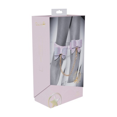 Caixa rosa com algemas cor-de-rosa com laços e corrente dourada
