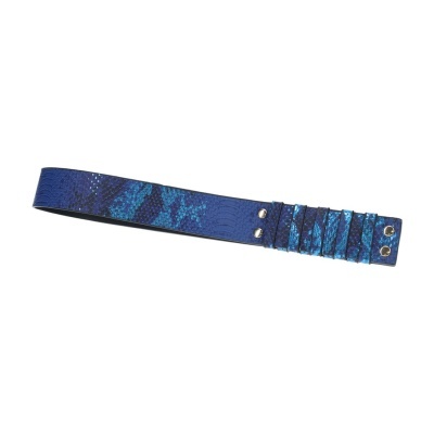 Cinto azul com padrão de pele de cobra e detalhes metálicos