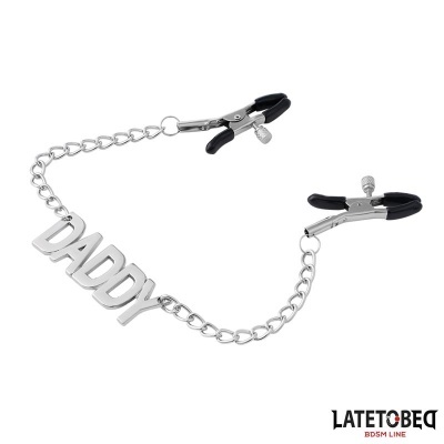 Clip de metal com letras DADDY e corrente em fundo branco