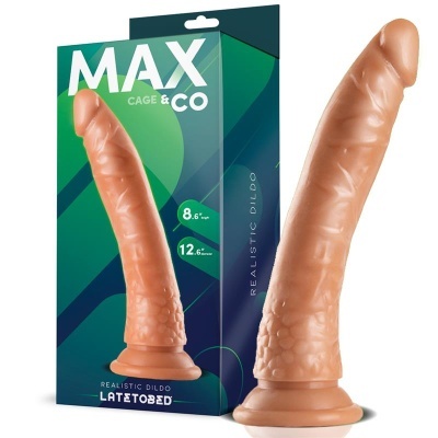 Dildo realista em pele com base alargada ao lado da embalagem azul e verde com texto e medidas.