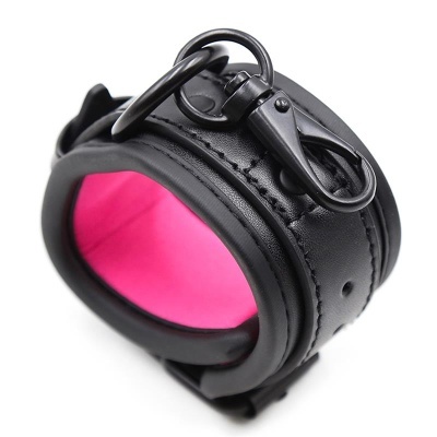 Pulseira de couro preta com interior rosa e fecho metálico