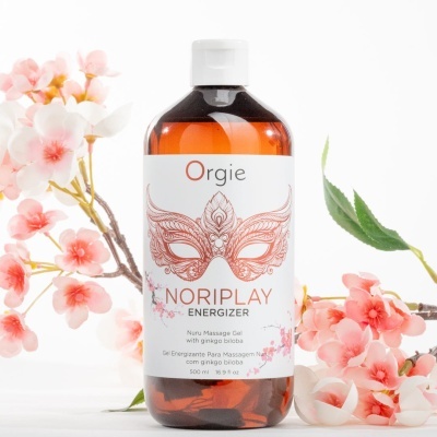 Frasco de gel para massagem Nuru NORIPLAY ENERGIZER da marca Orgie com flores cor de rosa