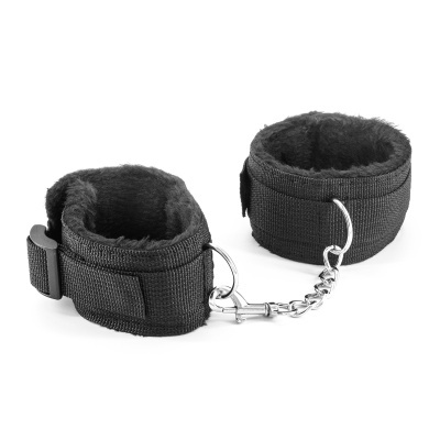 Par de algemas pretas de tecido com interior peludo e corrente metálica.