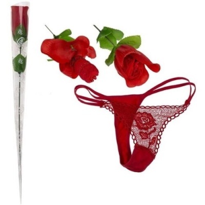 Flores artificiais vermelhas e cueca vermelha de renda com padrão floral