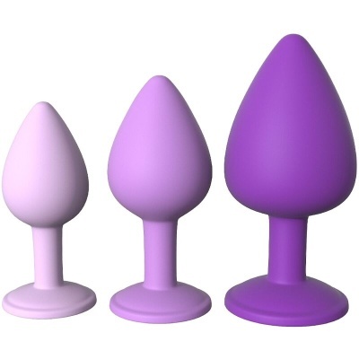 Três plugues anais de silicone em tons de lilás e roxo, com acabamento liso.