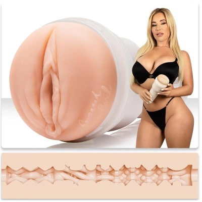 Masturbador masculino realista em tons pele com mulher loira em lingerie preta segurando o produto