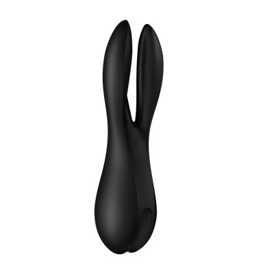 Vibrador preto com formato de coelho em silicone sobre fundo branco