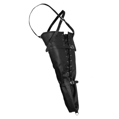 Bolsa preta com alças ajustáveis e cadarço frontal