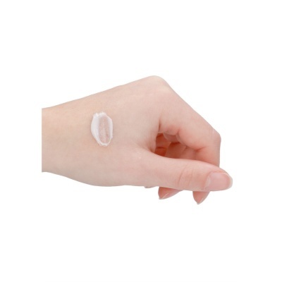 Mão com creme aplicado no dorso