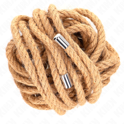Corda bege de fibra natural com pontas metálicas sobre fundo branco
