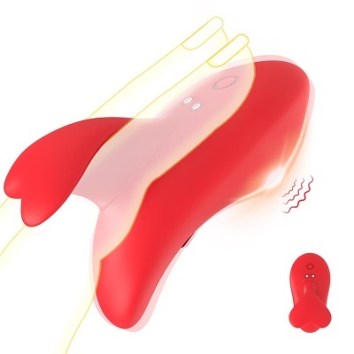 Vibrador vermelho com dois botões e forma de coração sobre fundo branco