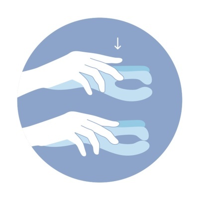 Ilustração mãos segurando objeto azul claro em forma de C