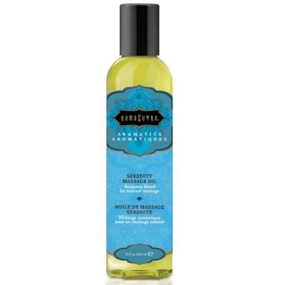 Frasco de óleo de massagem Serenity da Kama Sutra com rótulo azul e tampa preta.