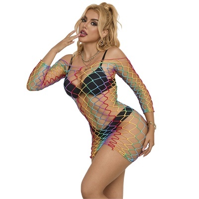Vestido curto de rede multicolorida com lingerie preta em fundo branco