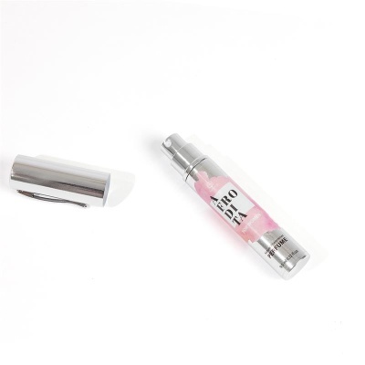Frasco prateado de perfume com rótulo branco e rosa