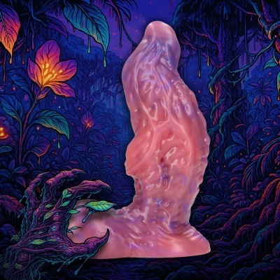 Objeto abstrato cor-de-rosa com textura enrugada sobre fundo artístico de floresta colorida