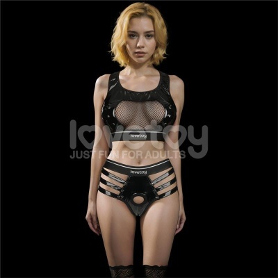 Conjunto de lingerie preta em vinil e rede com faixas elásticas e recortes laterais.