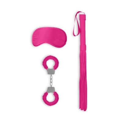 Conjunto rosa com venda para olhos, algemas e chicote em fundo branco