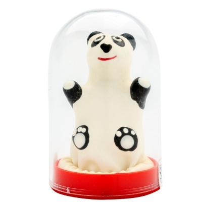 Figura pequena tipo panda com base vermelha e cobertura plástica transparente