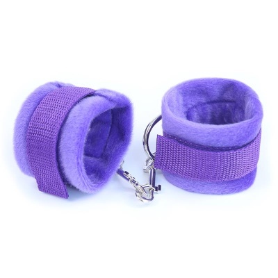 algemas violetas almofadadas com fechos metálicos