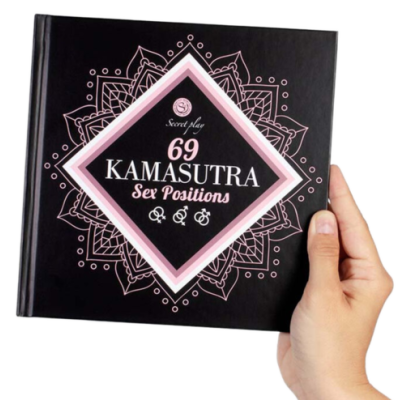 Livro preto 69 Kamasutra Sex Positions com design rosa e branco segurado por uma mão