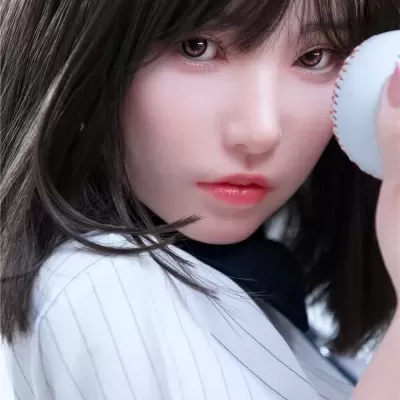 Boneca realista segurando bola de baseball