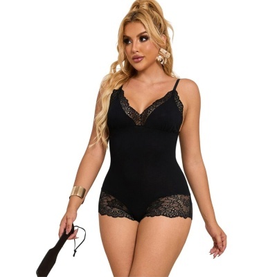 Mulher loira a usar body preto com rendas e acessórios dourados em fundo branco