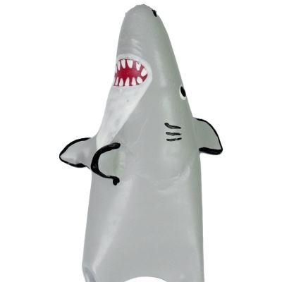 Boneco de tubarão cinzento e branco com dentes vermelhos e brancos