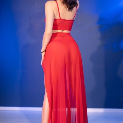 Conjunto feminino vermelho com top cropped e saia longa transparente