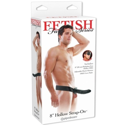 Caixa de embalagem com homem nu usando arnês com dildo oco e texto do produto.