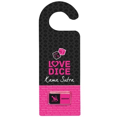 Cortina preta com padrão de corações e texto Love Dice Kama Sutra com dados ilustrados