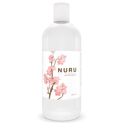 Frasco transparente com gel de massagem NURU e flores cor-de-rosa no rótulo