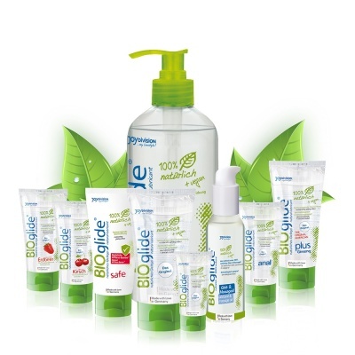 Produtos BIOglide com embalagens transparentes e verdes e texto 100% natürlich + vegan.