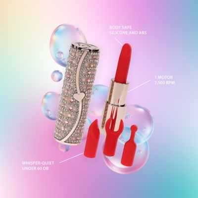 Produto em forma de batom decorado com pérolas e cristais e acessórios vermelhos de silicone
